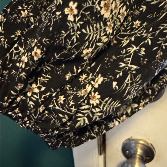 Elegant Black Floral Dress - Picture 4 of 7